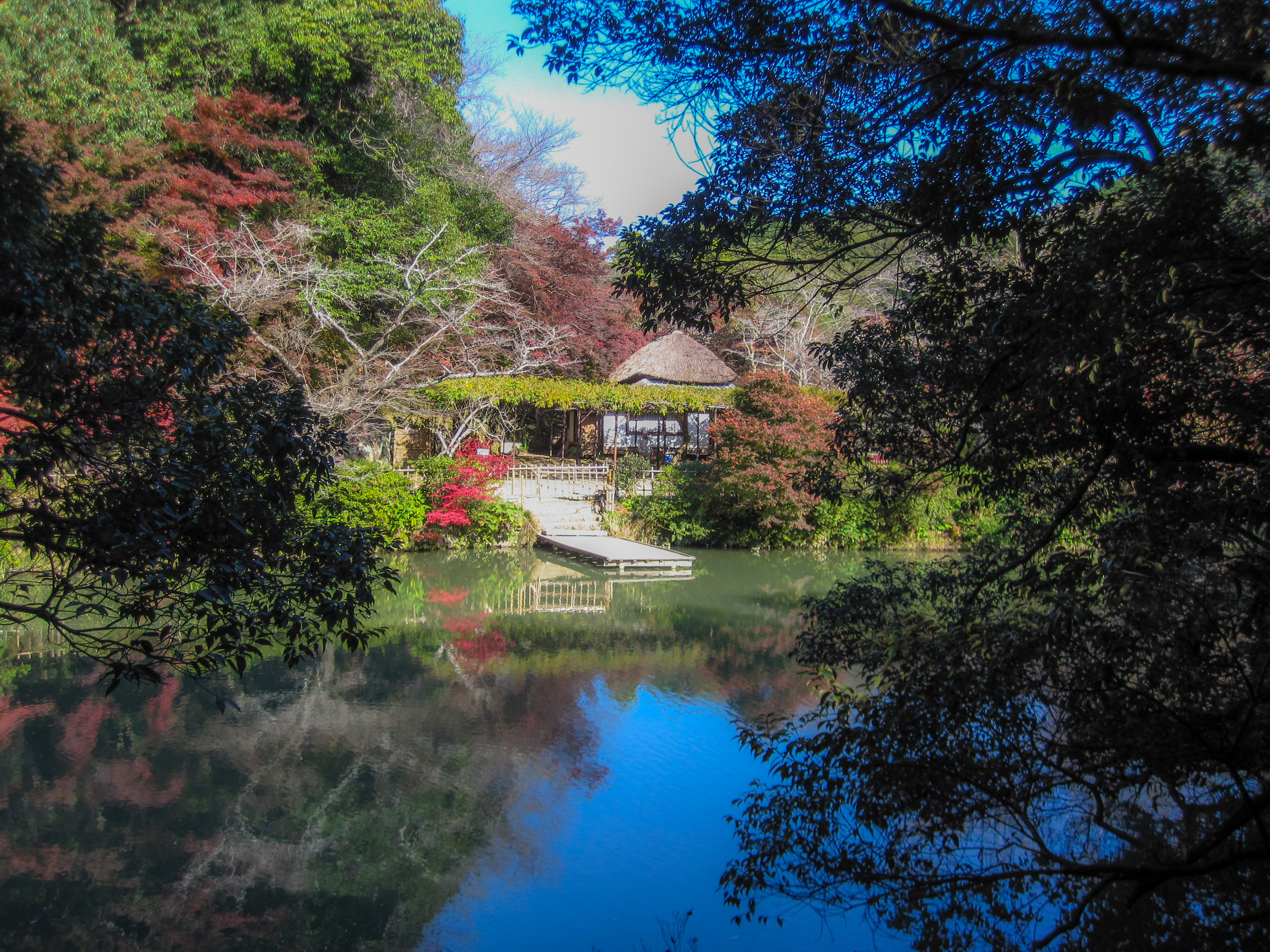 古民家と池と紅葉の写真(00374)