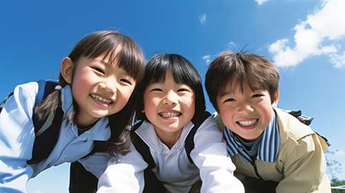 笑顔の小学生たち