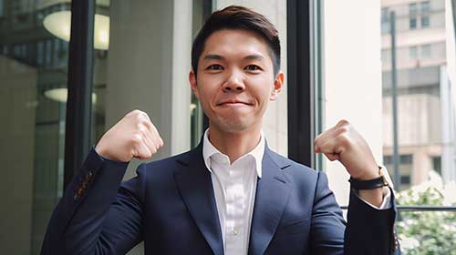 控えめにガッツポーズをする男性