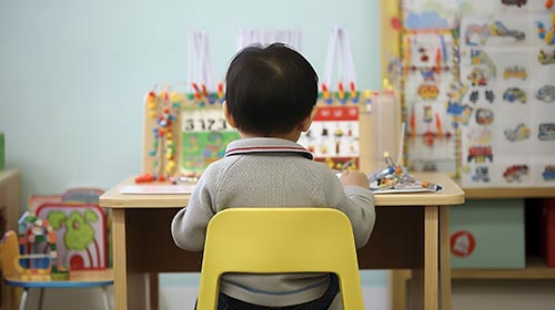 勉強中の男児の後ろ姿