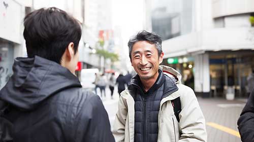街中で再会する男性たち