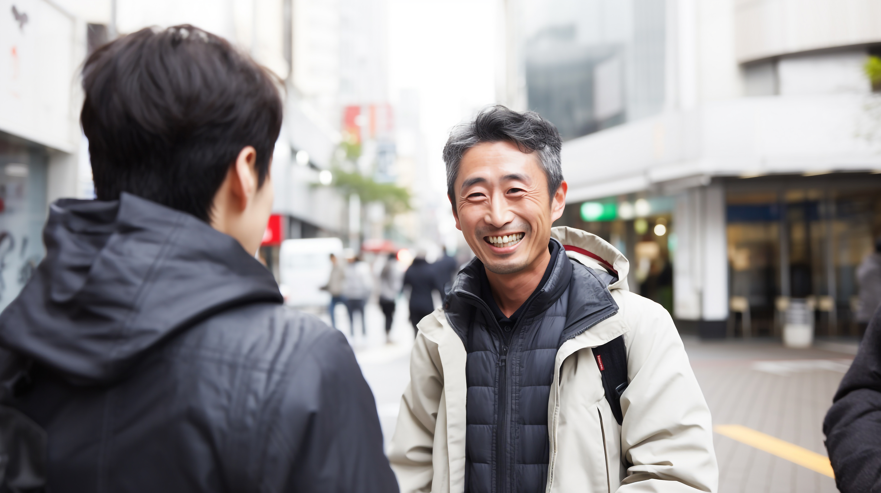 街中で再会する男性たち