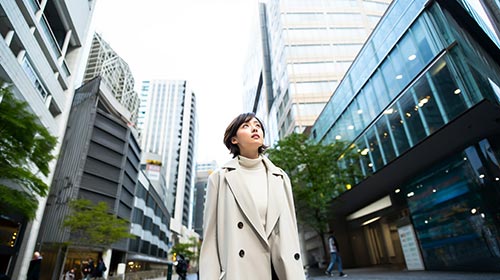 初めて都会に出てきた若い女性