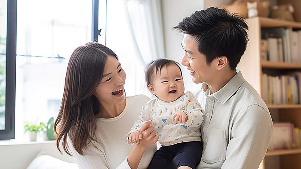 室内で笑顔の家族写真