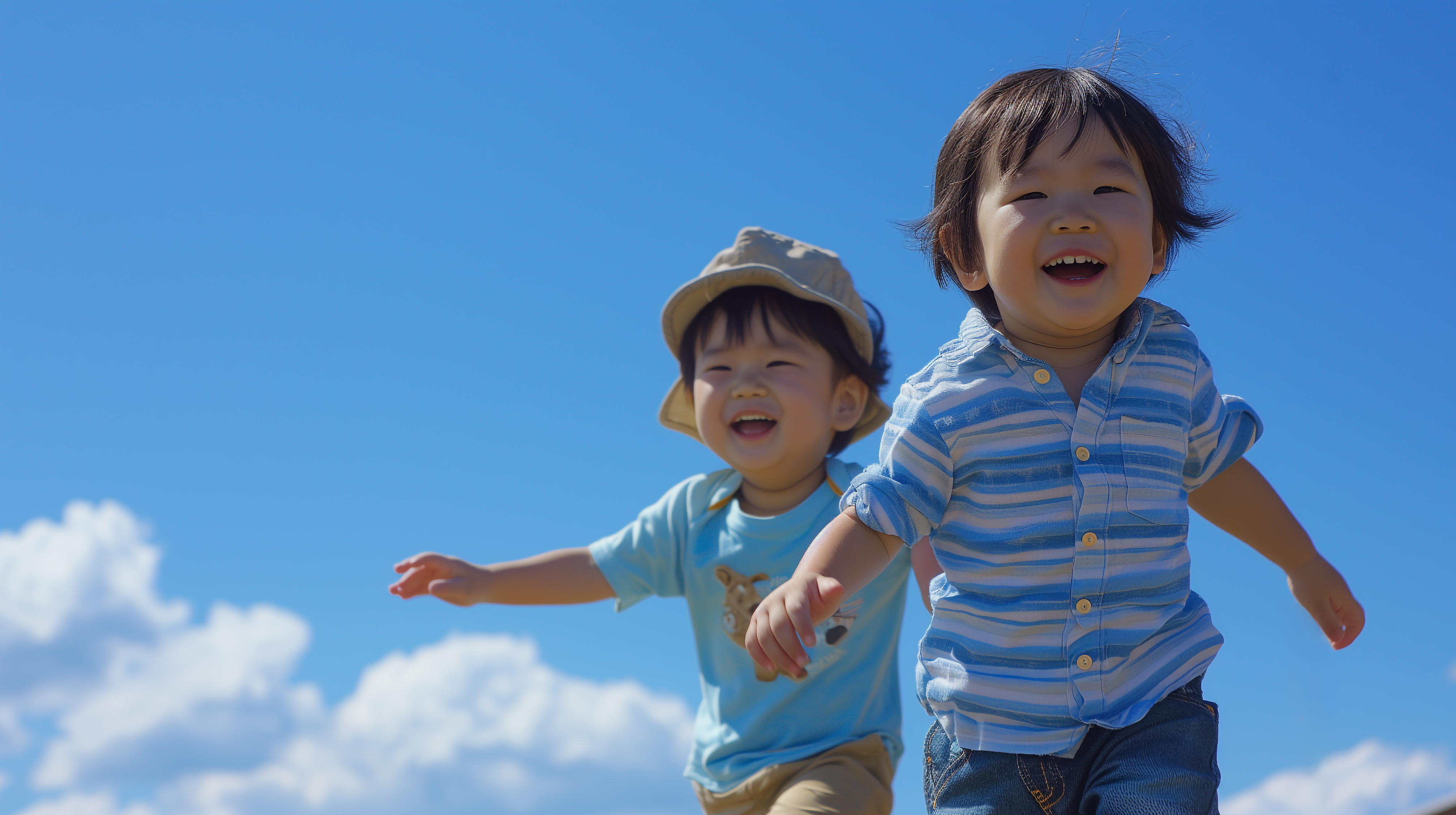 笑顔で走る幼児たち