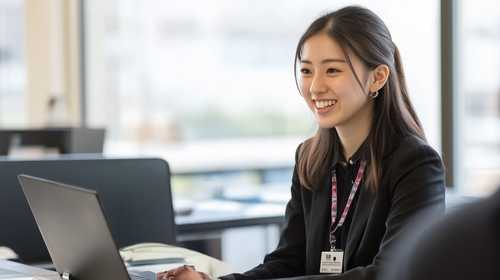 パソコンを操作している女性社員