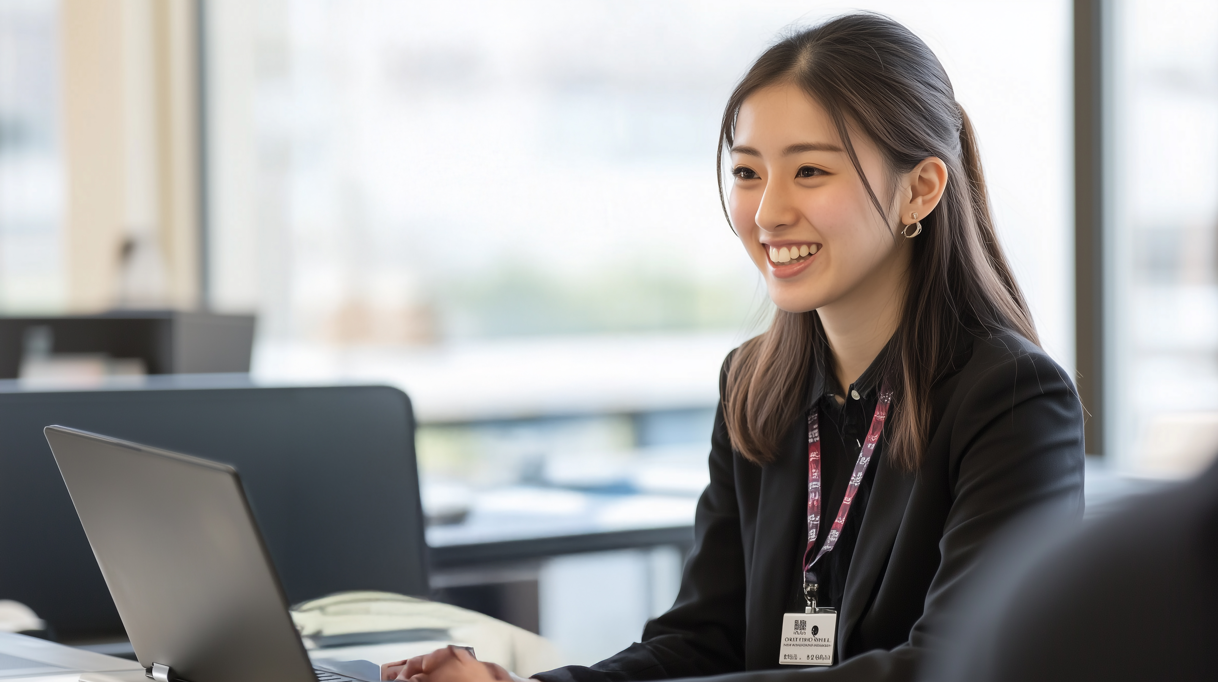 パソコンを操作している女性社員