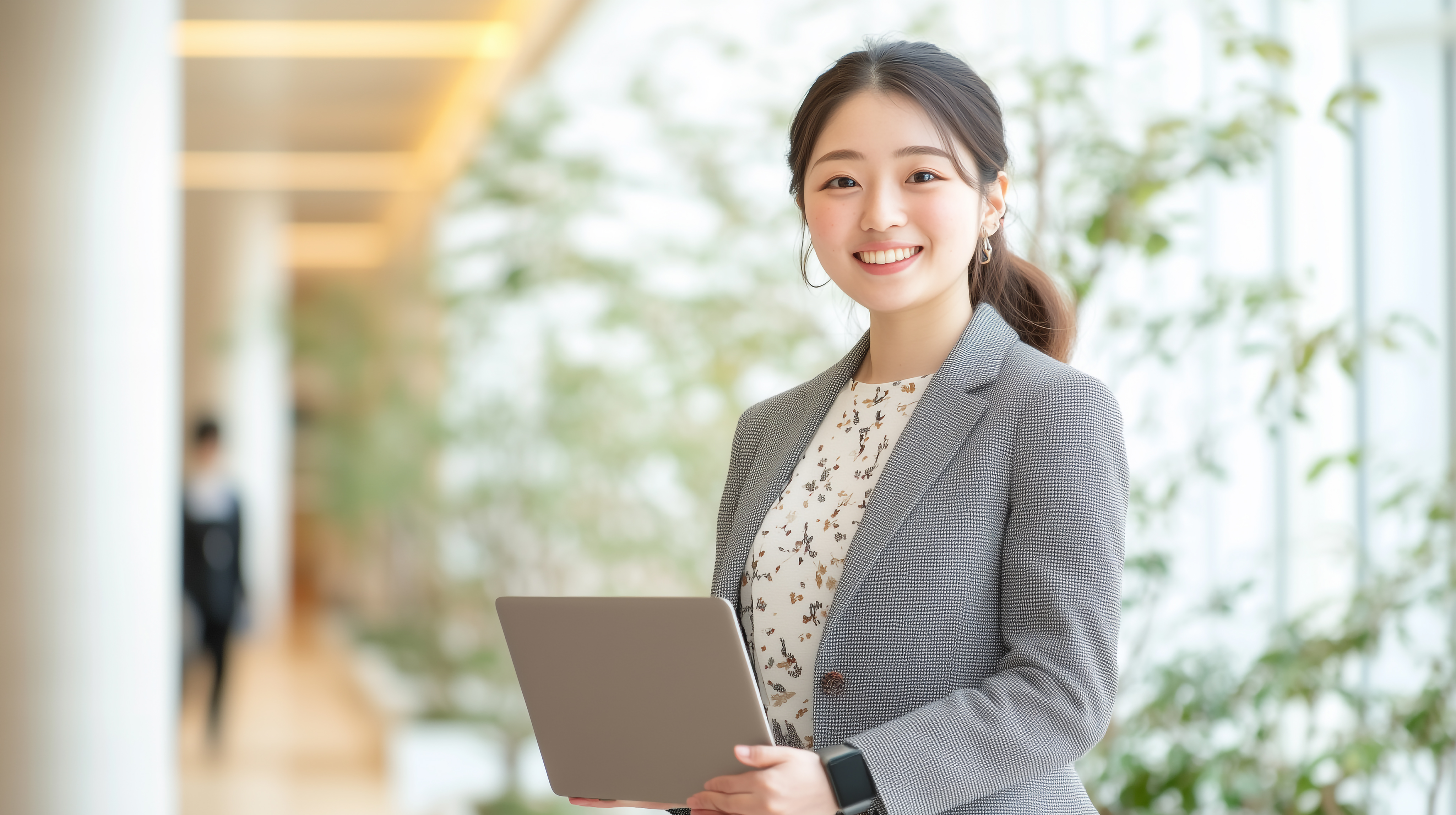 パソコンを持っている女性社員