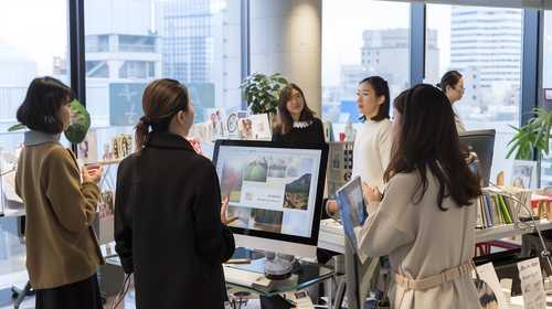 パソコンで打ち合わせ中の女性社員たち