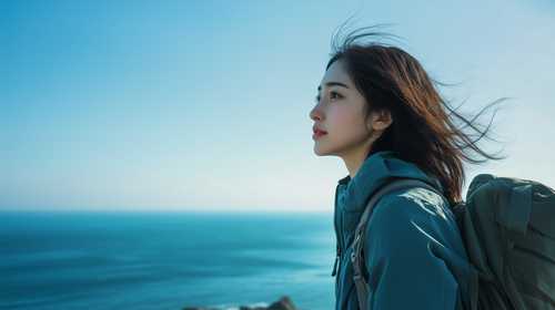 海を眺める若い女性