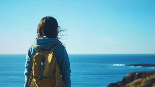 海を眺める若い女性