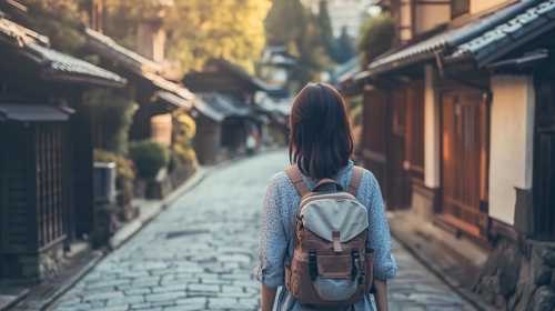 伝統的な街並みを歩く女性の後ろ姿