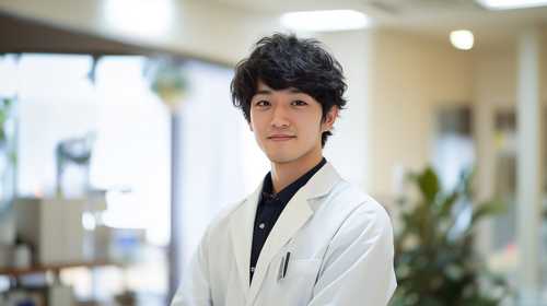 笑顔の若い男性医師