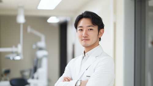笑顔の若い男性医師