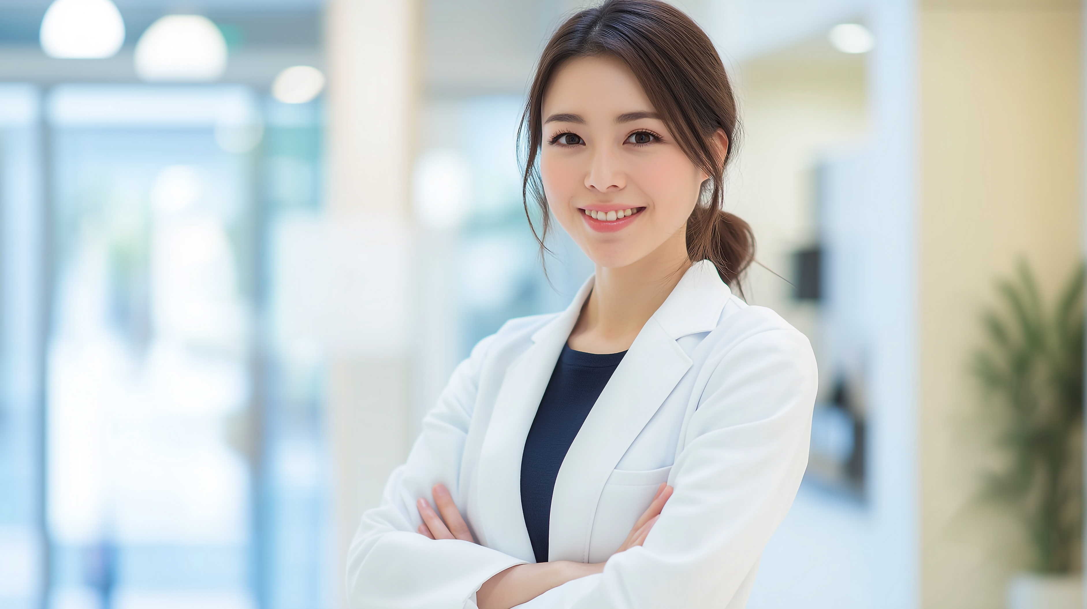 笑顔の若い女性医師
