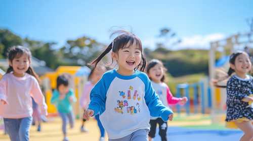 元気いっぱいに走る子どもたち