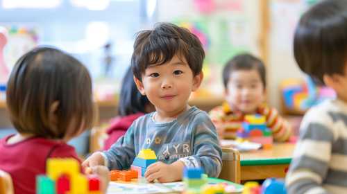積み木で遊ぶ笑顔の男の子