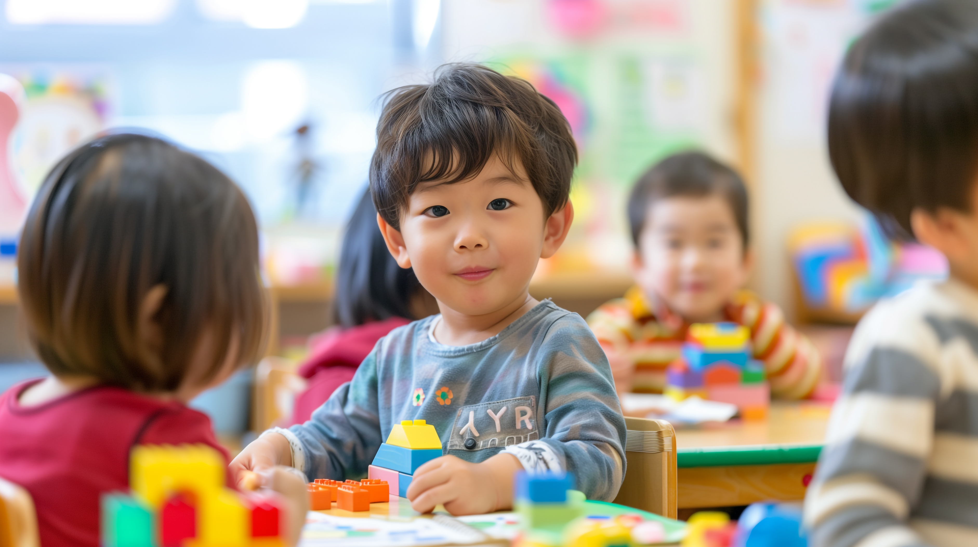 積み木で遊ぶ笑顔の男の子