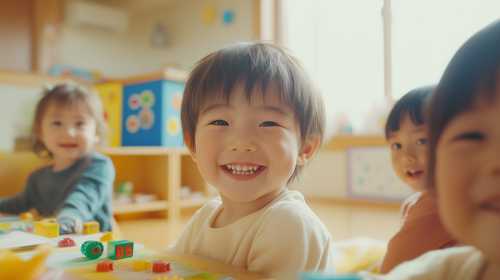 保育園で笑顔あふれる子どもたち