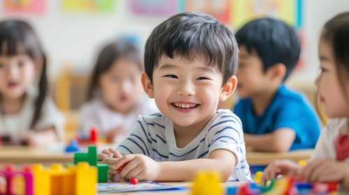 笑顔で遊ぶ幼児のクラス風景