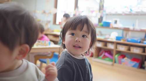 保育園で過ごす幼児の穏やかな表情