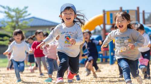 公園で元気いっぱいに走る子どもたち