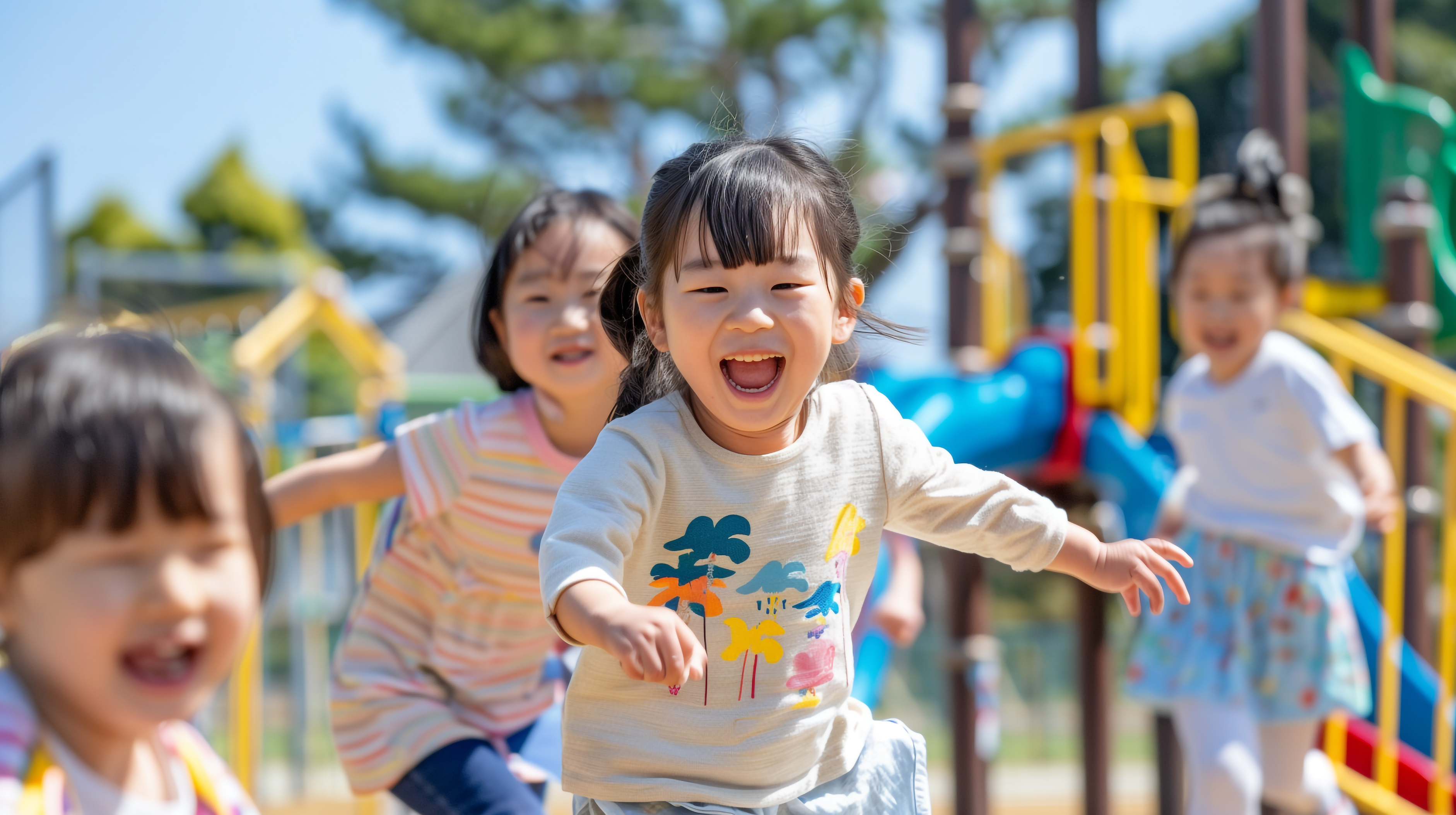 公園で笑顔で駆け回る子どもたち