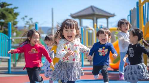 公園で元気いっぱいに遊ぶ子どもたち