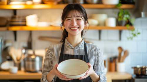 お皿を持った笑顔の若い女性