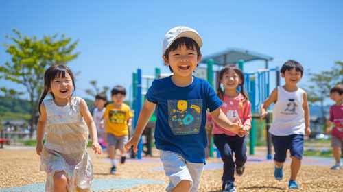 公園で元気に遊ぶ子どもたち