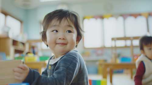 保育園で微笑む幼児
