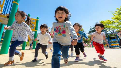 青空の下で駆ける子どもたち