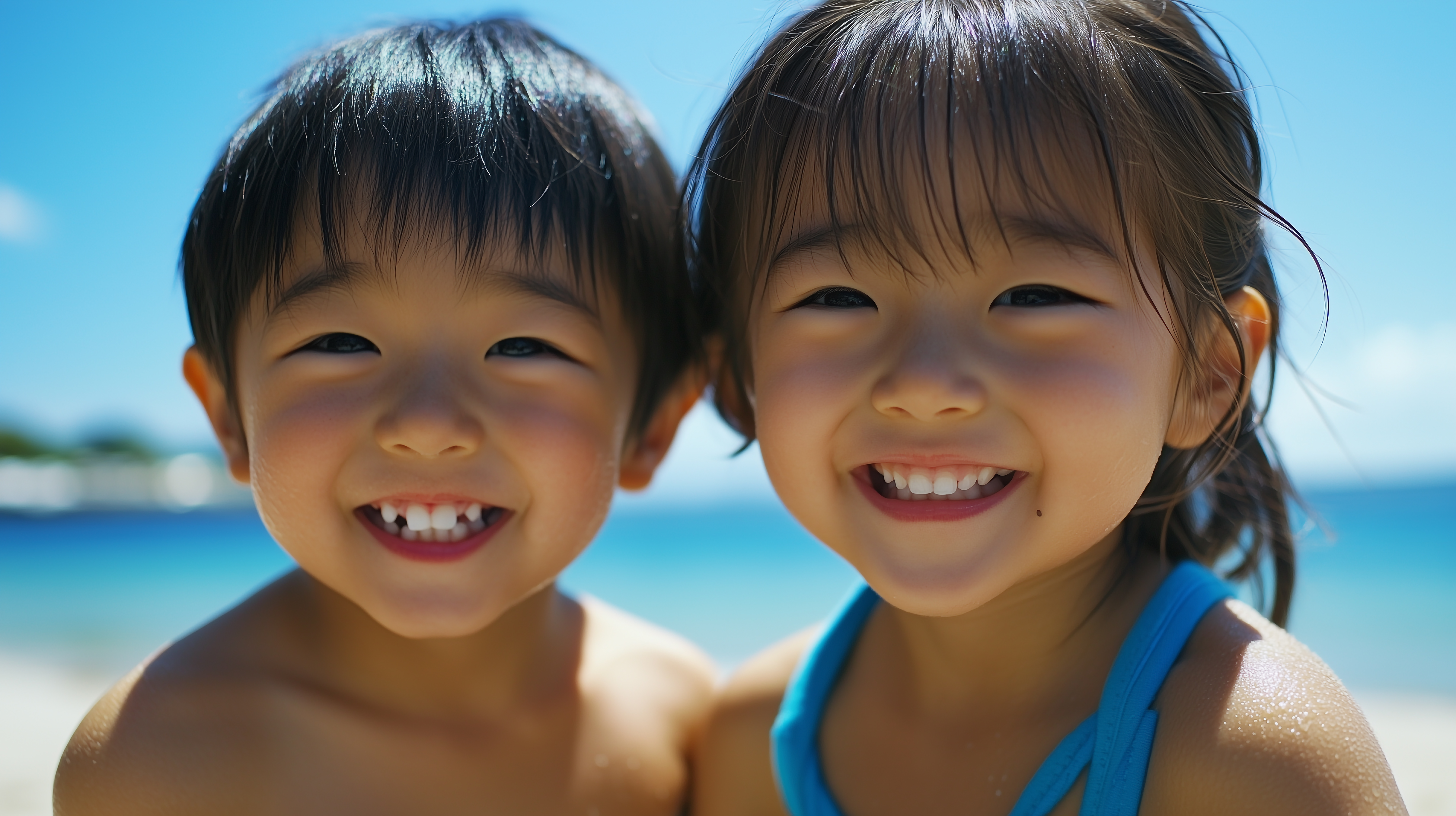 海辺で笑うきょうだい