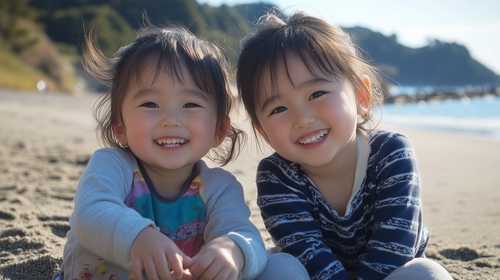 砂浜で笑顔の幼児たち