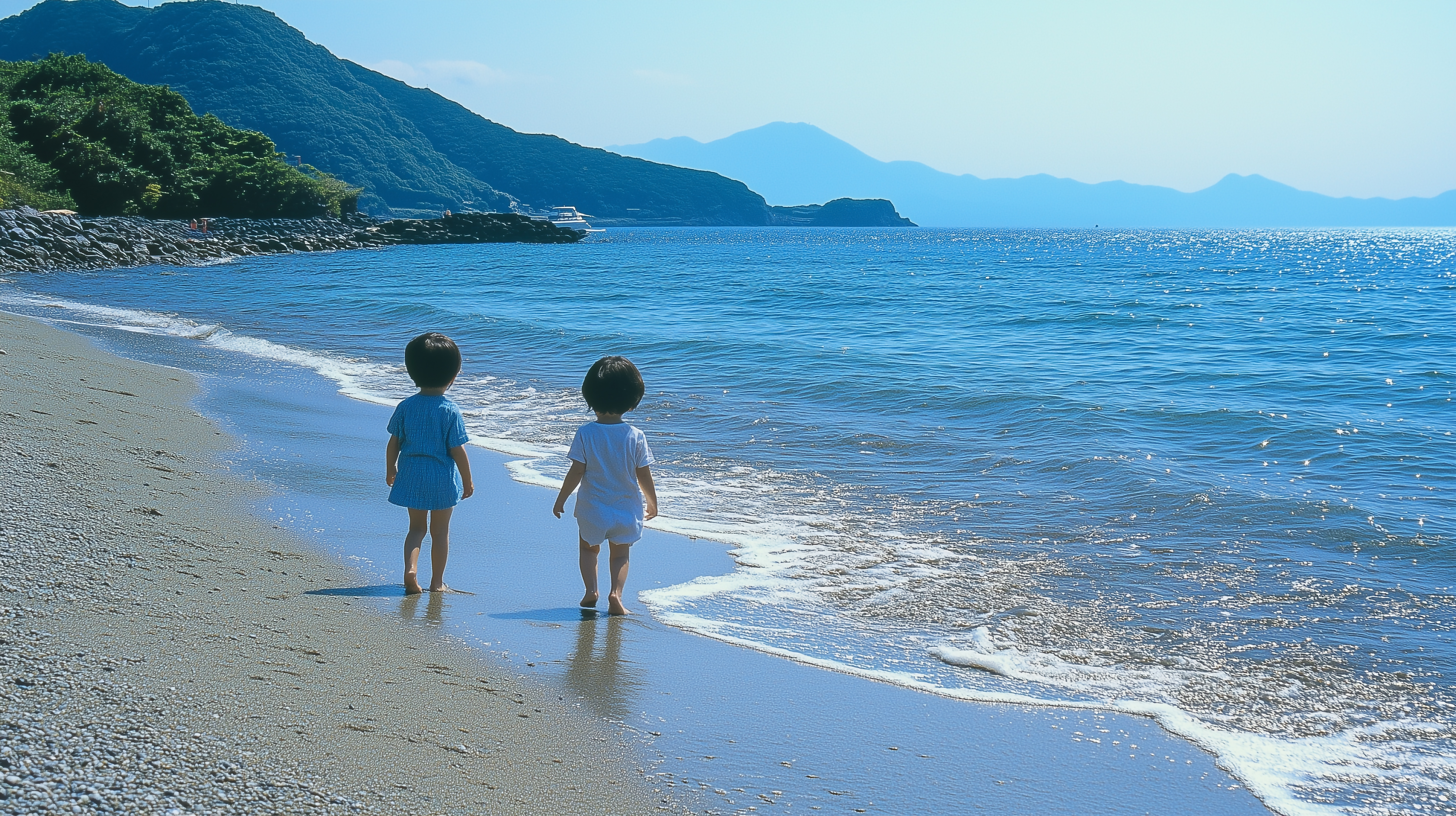 海を見つめる幼い兄妹