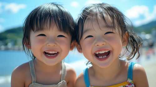 海辺で笑顔の女の子たち