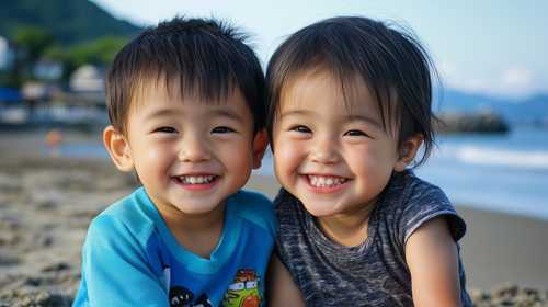 砂浜で寄り添う幼い兄妹
