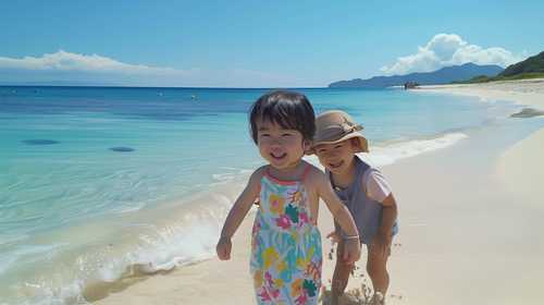 白い砂浜ではしゃぐ子どもたち