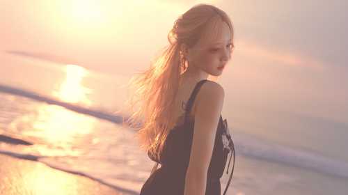 夕暮れの海辺に佇む女性
