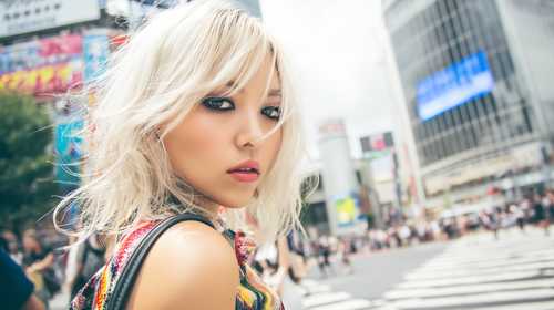 視線を向ける都会の女性