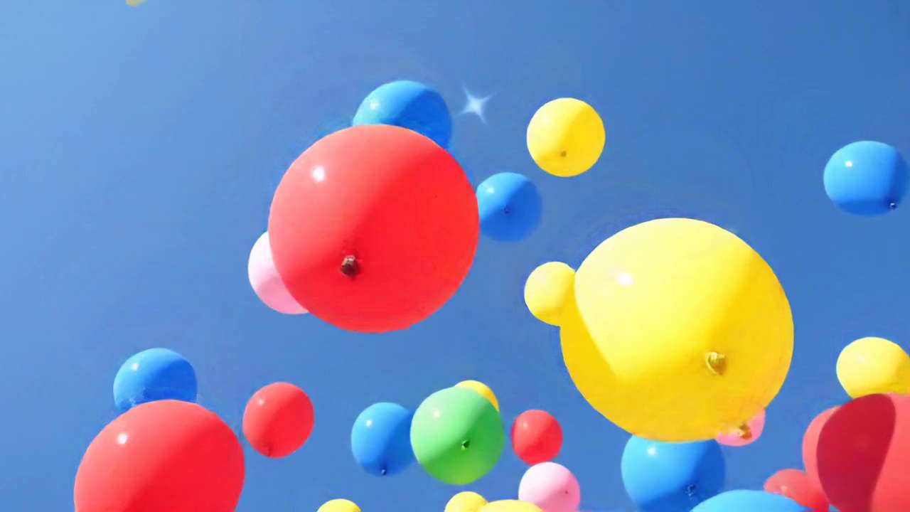 青空に舞うカラフル風船の映像
