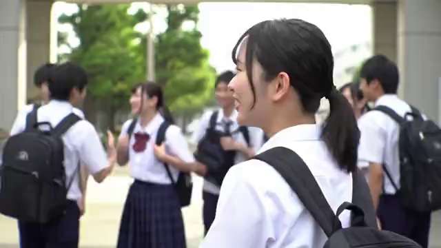 登校時の高校生たちの映像