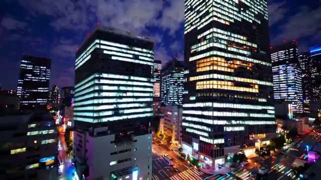 都会の夜を照らす高層ビル群映像