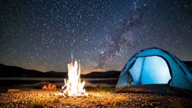 星空の下のキャンプの映像