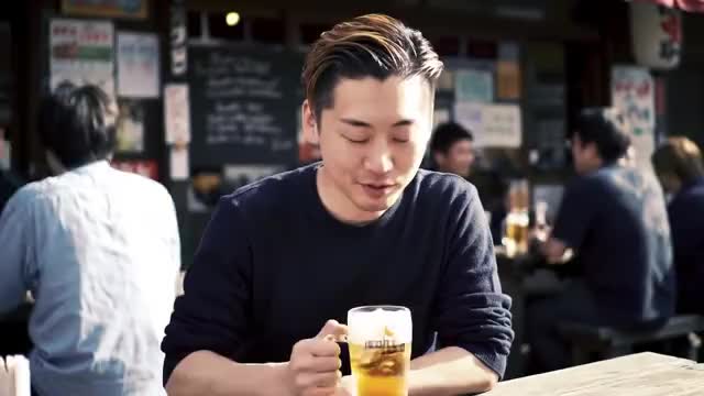 ビールを飲む男性