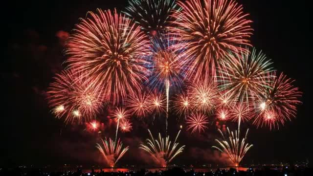 夜の祭りと花火