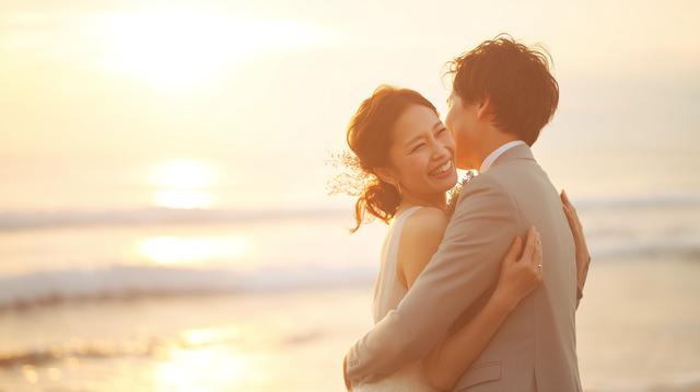 夕日が沈む海辺での結婚式