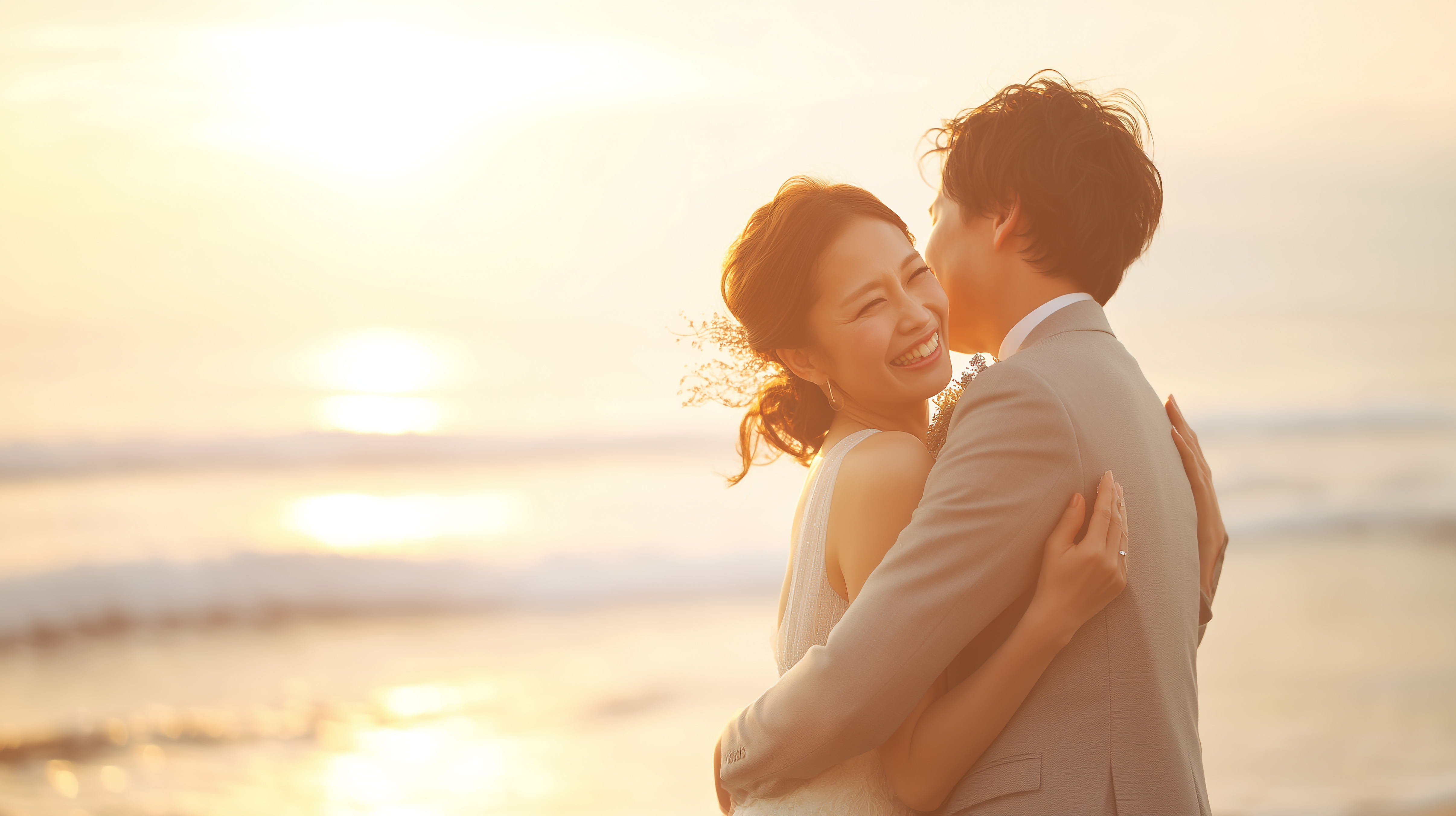 夕日が沈む海辺での結婚式